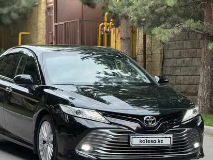 Toyota Camry 2018 года за 14 000 000 тг. в Алматы – фото 2