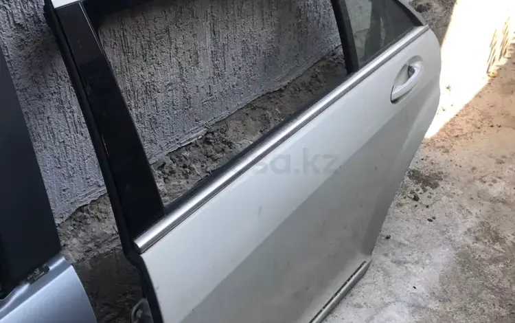 Дверь задняя Мерседес за 1 000 тг. в Алматы