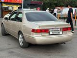 Toyota Camry 2000 года за 3 500 000 тг. в Алматы – фото 2