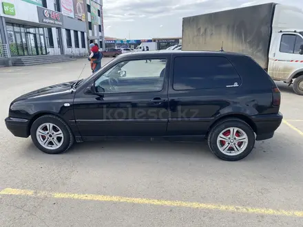 Volkswagen Golf 1996 года за 1 800 000 тг. в Актобе – фото 4