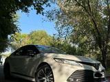 Toyota Camry 2020 года за 15 500 000 тг. в Алматы – фото 2