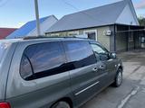 Kia Carnival 2005 года за 4 600 000 тг. в Актобе – фото 4