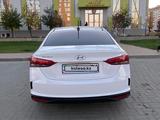 Hyundai Accent 2022 года за 7 900 000 тг. в Актобе – фото 4