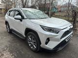 Toyota RAV4 2021 года за 15 999 999 тг. в Алматы – фото 2
