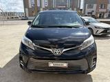 Toyota Sienna 2017 года за 9 850 000 тг. в Атырау