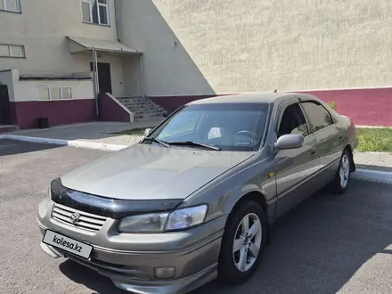 Toyota Camry 1998 года за 3 100 000 тг. в Астана – фото 2