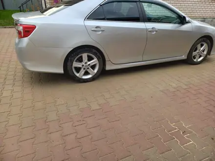 Toyota Camry 2014 года за 6 700 000 тг. в Актобе – фото 2