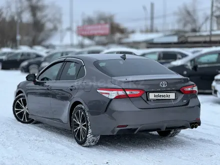 Toyota Camry 2020 года за 12 500 000 тг. в Актобе – фото 4