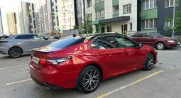 Toyota Camry 2021 года за 14 200 000 тг. в Алматы – фото 2