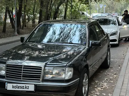 Mercedes-Benz E 230 1992 года за 1 900 000 тг. в Алматы