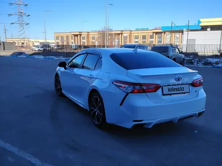 Toyota Camry 2018 года за 11 500 000 тг. в Актобе – фото 6