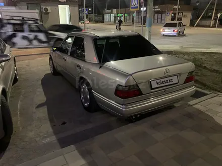 Mercedes-Benz E 320 1992 года за 3 500 000 тг. в Атырау – фото 2