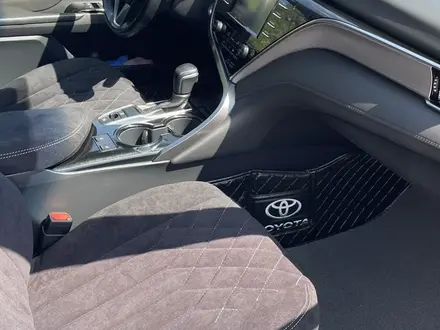 Toyota Camry 2020 года за 12 900 000 тг. в Актобе – фото 11