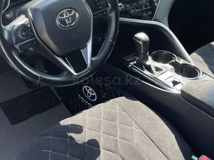 Toyota Camry 2020 года за 12 900 000 тг. в Актобе – фото 12