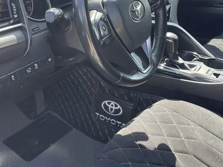 Toyota Camry 2020 года за 12 900 000 тг. в Актобе – фото 13