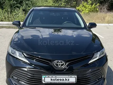 Toyota Camry 2020 года за 12 900 000 тг. в Актобе – фото 3