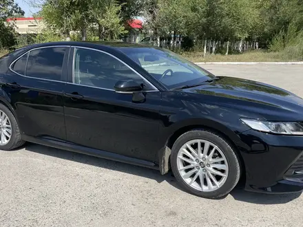 Toyota Camry 2020 года за 12 900 000 тг. в Актобе – фото 5