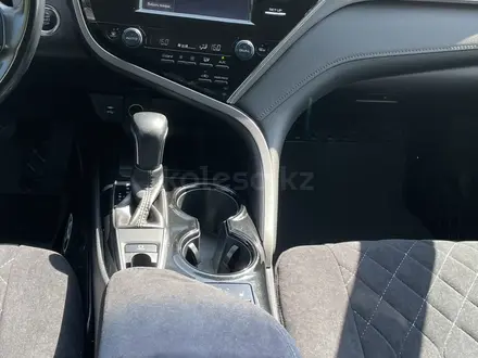 Toyota Camry 2020 года за 12 900 000 тг. в Актобе – фото 9