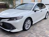 Toyota Camry 2018 года за 14 300 000 тг. в Актобе