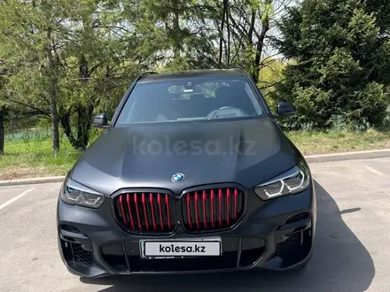BMW X5 2022 года за 53 500 000 тг. в Алматы – фото 2