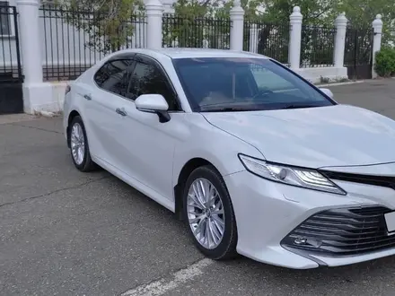 Toyota Camry 2018 года за 13 200 000 тг. в Семей – фото 2