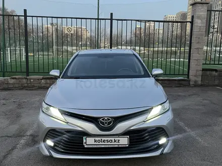 Toyota Camry 2018 года за 14 500 000 тг. в Алматы – фото 2