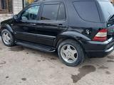 Mercedes-Benz ML 320 2001 года за 4 000 000 тг. в Алматы – фото 2