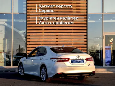 Toyota Camry 2018 года за 14 300 000 тг. в Тараз – фото 2