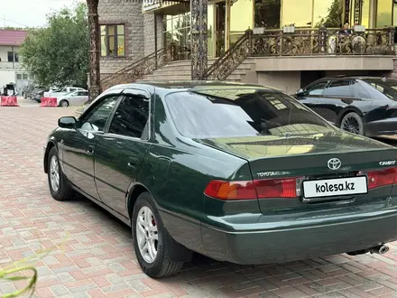 Toyota Camry 2000 года за 3 100 000 тг. в Алматы – фото 2