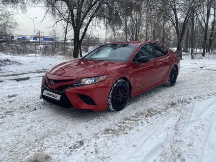 Toyota Camry 2019 года за 13 500 000 тг. в Алматы – фото 2