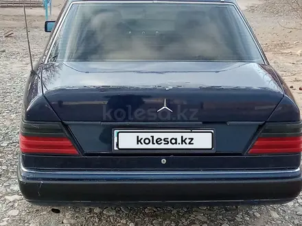 Mercedes-Benz E 200 1993 года за 2 000 000 тг. в Шолаккорган – фото 3