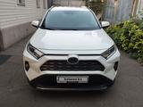 Toyota RAV4 2021 года за 22 400 000 тг. в Алматы