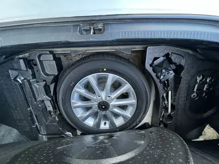 Toyota Camry 2014 года за 9 800 000 тг. в Атырау – фото 10