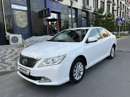 Toyota Camry 2014 года за 9 800 000 тг. в Атырау