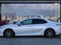 Toyota Camry Luxe 2021 года за 13 990 000 тг. в Астана – фото 2