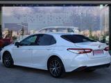 Toyota Camry Luxe 2021 года за 13 990 000 тг. в Астана – фото 3