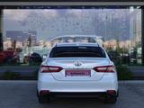 Toyota Camry Luxe 2021 года за 13 990 000 тг. в Астана – фото 4