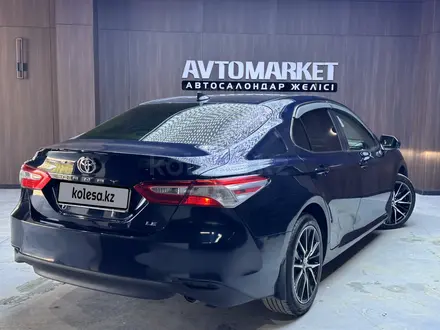 Toyota Camry 2019 года за 10 500 000 тг. в Актобе – фото 4