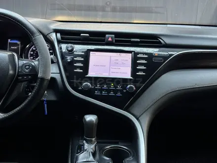 Toyota Camry 2019 года за 10 500 000 тг. в Актобе – фото 15