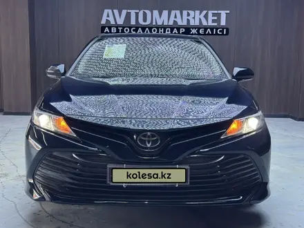 Toyota Camry 2019 года за 10 500 000 тг. в Актобе – фото 2