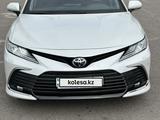 Toyota Camry 2022 года за 17 500 000 тг. в Алматы – фото 2