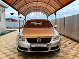 Volkswagen Passat 2006 годаүшін3 200 000 тг. в Атырау