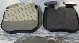 Передние тормозные колодки BMW за 10 000 тг. в Алматы