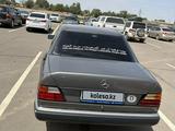 Mercedes-Benz E 200 1992 года за 600 000 тг. в Жезказган – фото 5