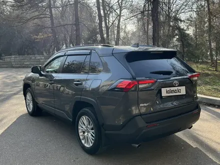 Toyota RAV4 2019 года за 13 400 000 тг. в Алматы – фото 2