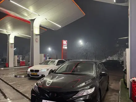 Toyota Camry 2023 года за 22 750 000 тг. в Алматы – фото 2