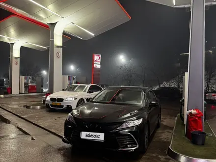 Toyota Camry 2023 года за 22 750 000 тг. в Алматы – фото 3