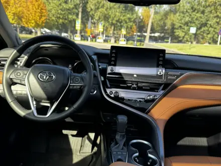 Toyota Camry 2023 года за 22 750 000 тг. в Алматы – фото 21