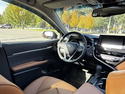 Toyota Camry 2023 года за 22 750 000 тг. в Алматы – фото 22
