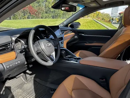 Toyota Camry 2023 года за 22 750 000 тг. в Алматы – фото 26